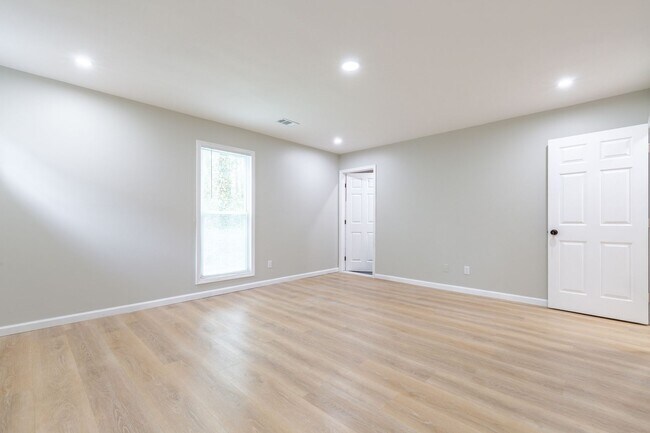 Building Photo - 1000 Rampart Pl