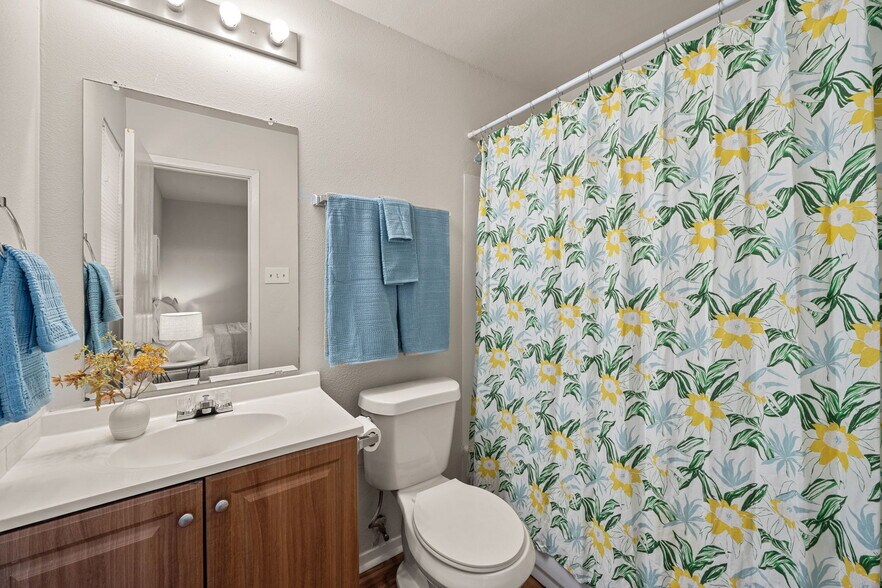 Building Photo - 703 Country Aire Dr