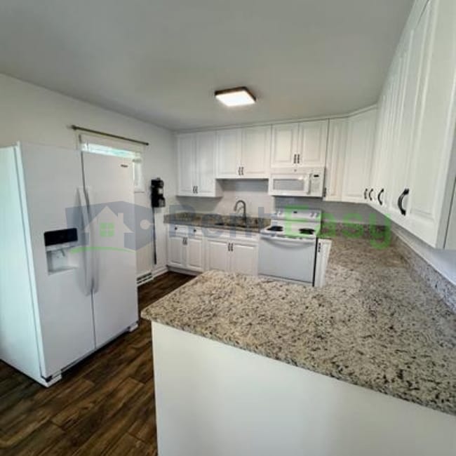 Building Photo - 300 Oakwood Ave