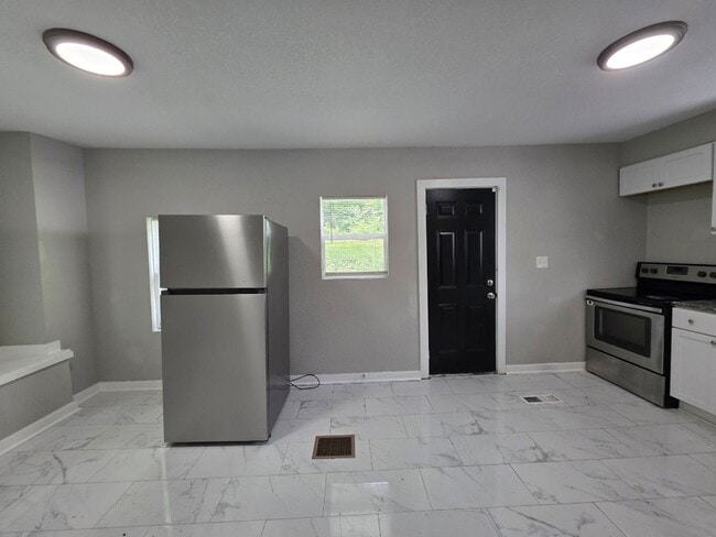 Building Photo - Spacious 4-Bedroom, 2.5-Bath Home with Hardwood Floors