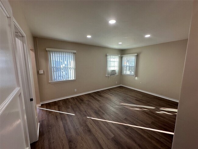 Building Photo - 901 N San Gabriel Ave