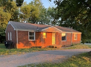 Building Photo - 4 Bedroom 2 Bath Home Available Immediately!