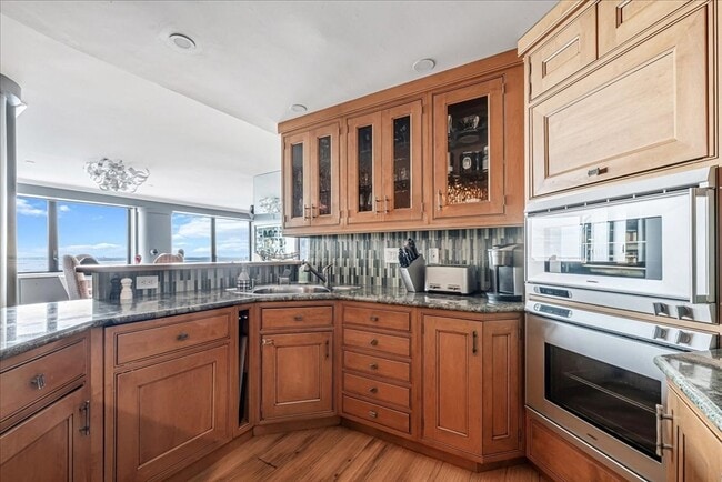 Building Photo - 65 E India Row