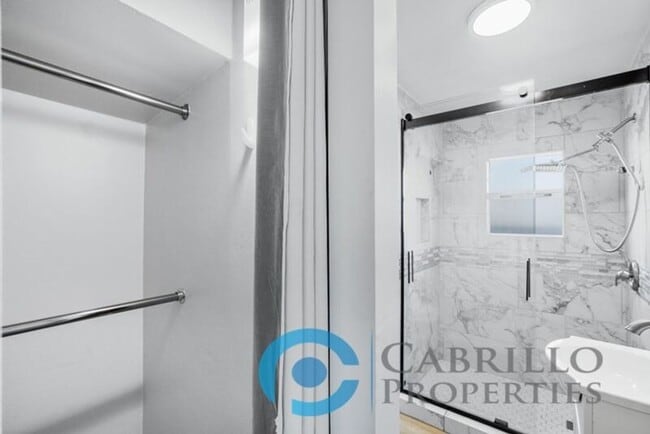 Building Photo - 4853 Mansfield St