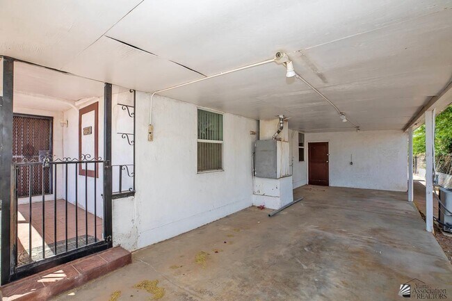 Building Photo - 1128 S 9th Ave