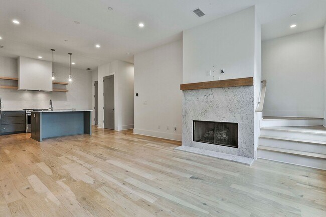 Building Photo - 3bd Trilith Townhome with 2 Car Garage