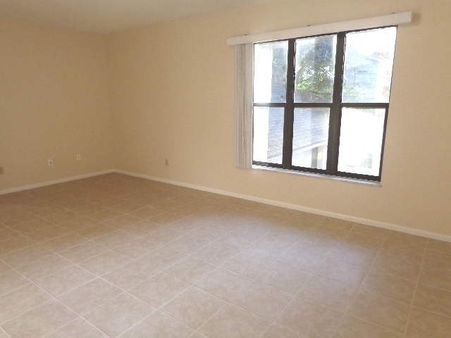 Building Photo - Sunnyside Lakeview 2br/2ba Apartment