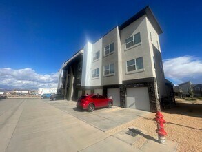 Building Photo - 2-Bed 2-Bath Desert Color Condo!!