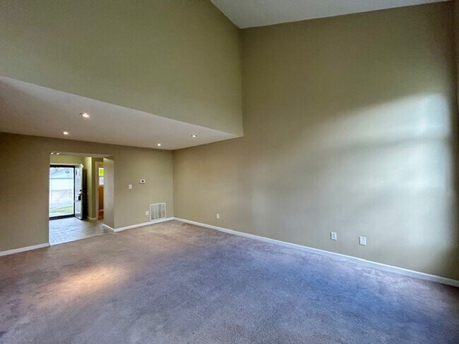 Building Photo - Wonderful 4 Bedroom 2.5 Bathroom Two Story Home in Lawrence!