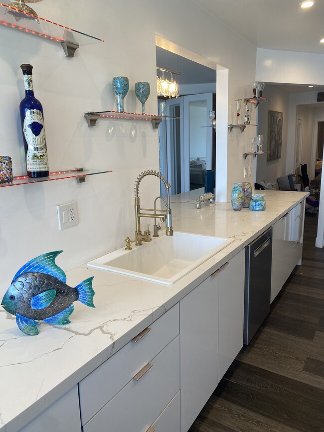 Building Photo - 727 Esplanade