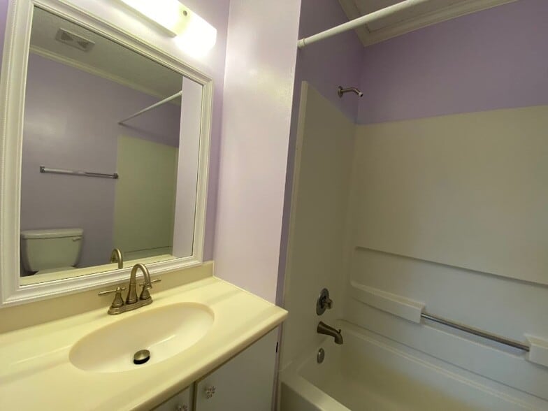 Building Photo - 10 Canterbury Ct