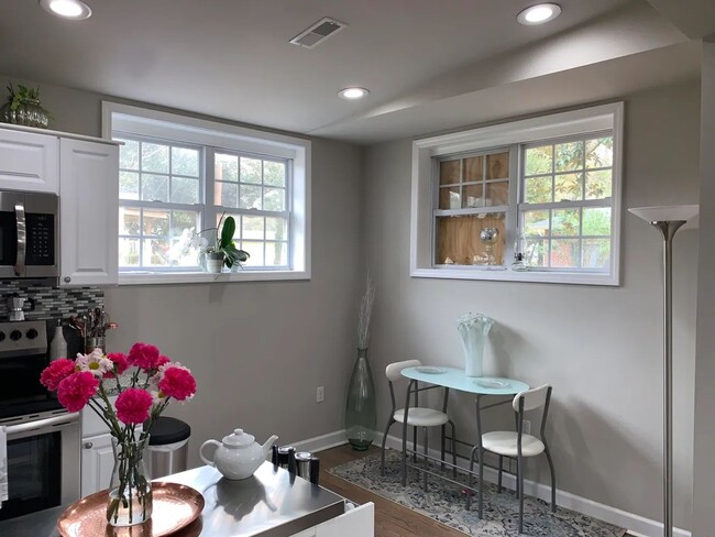 Building Photo - 3 Bedroom 1 Bath House - West Ashley - Cha...