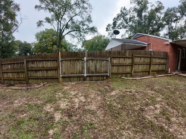 Building Photo - 3/1 Brick Home Near USA Campus w/ Carport & Fenced-In yard