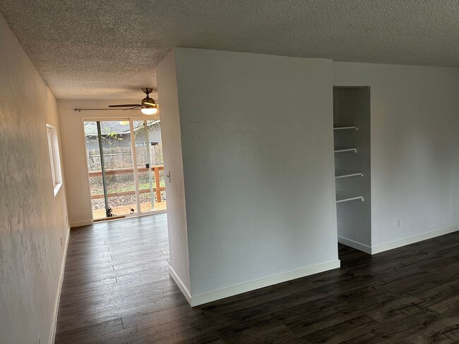 Building Photo - Large 3 bedroom 1 1/2 bathroom duplex with...