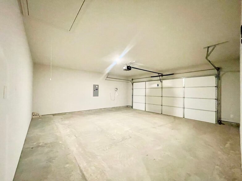 Building Photo - 16629 Freshwater Dr