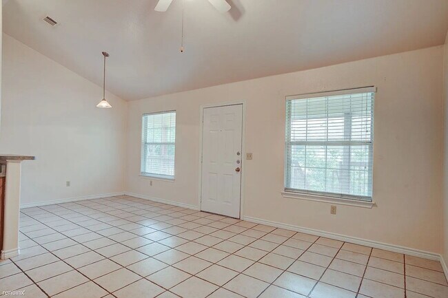 Building Photo - "Cozy 1-Bedroom Retreat in San Marcos – Perfectly Sized at 651 Sq Ft on Burleson Street!"