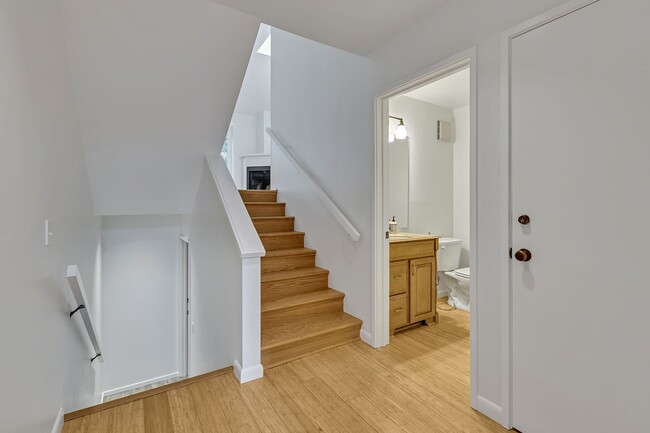 Building Photo - Hawthorne Hills 3 bed 1.75 bath townhome