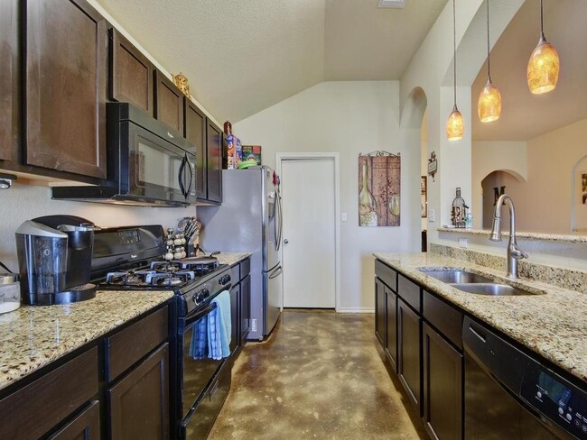 Building Photo - 1096 Twin Estates Dr