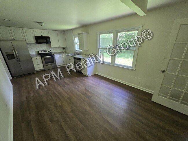 Building Photo - Cute 3 Bedroom 1.5 Bath