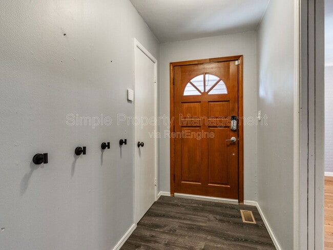Building Photo - 2711 Ridgeview Dr