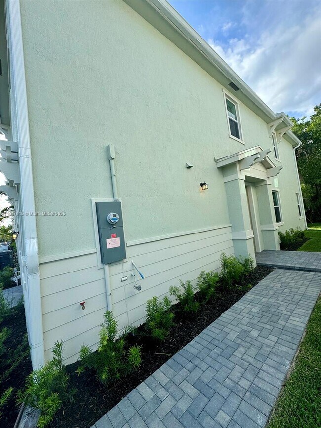 Building Photo - 4575 Hollister Ave
