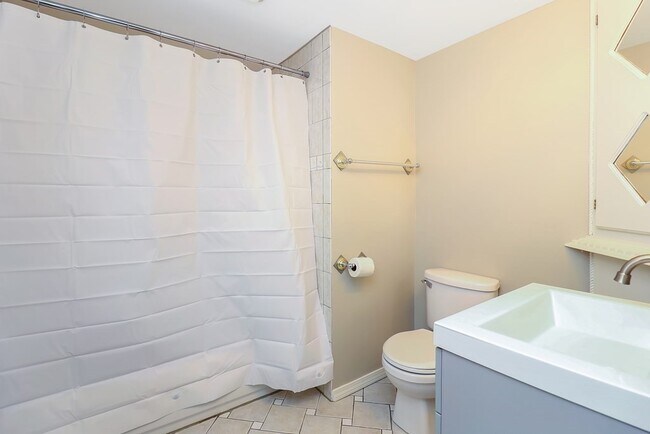 Building Photo - 142 Elmwood Ave