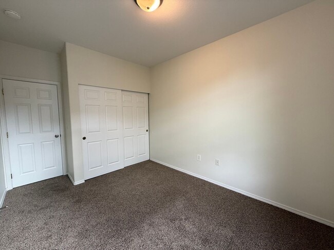 Building Photo - 4 Bed 3 Bath Gated Townhome Near Maplewood Golf