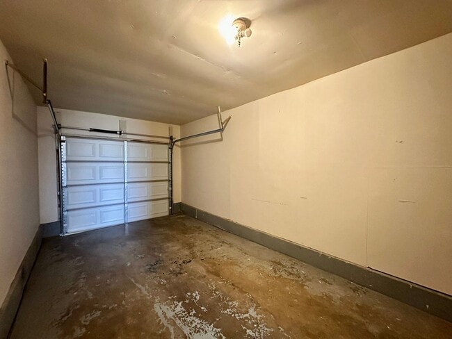 Building Photo - 3 Bedroom
