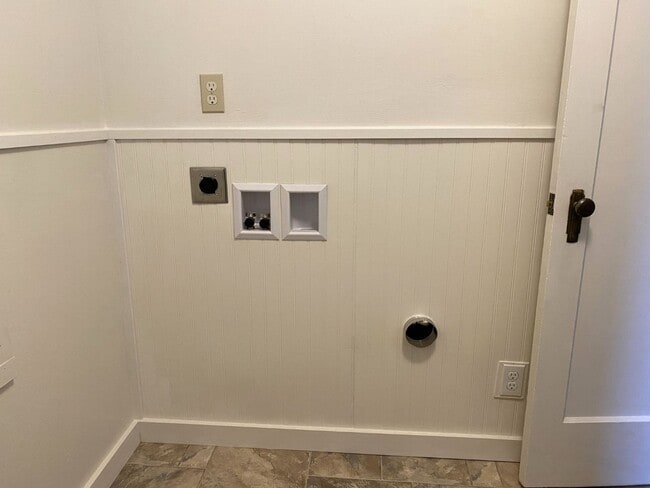 Building Photo - Quaint Hood River Cottage