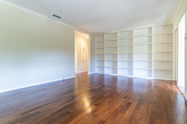 Building Photo - Beautiful 3b2b Home with Private Fenced Ya...