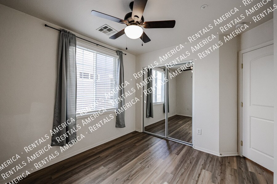 Building Photo - 4057 E Windsor Dr