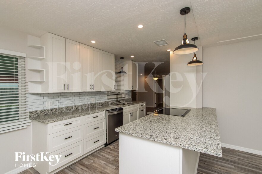 Building Photo - 525 Sacre Coeur Dr