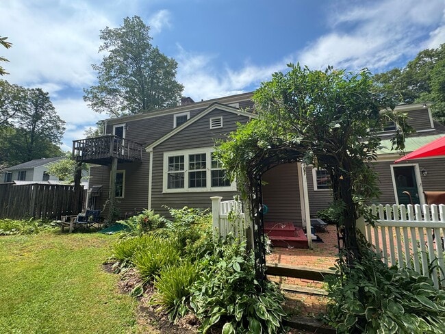 Building Photo - Beautifully Furnished Three Bedroom Home