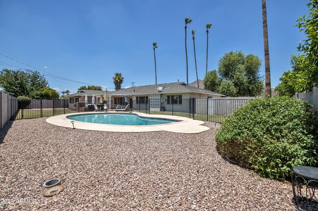 Building Photo - 6035 E Calle Del Paisano