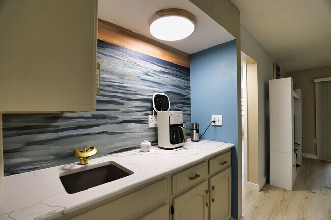 Building Photo - Seasonal Short-term 2-Bedroom 2-Bathroonm Condo located at Mission Lakes!