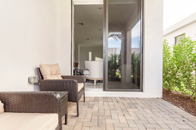 Patio with garden view - 511 NW 17th St