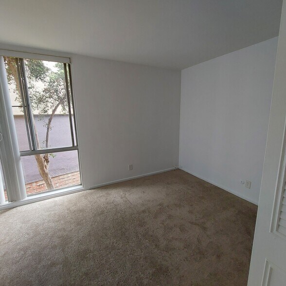 Second bedroom - 6605 Green Valley Cir