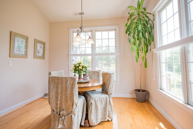 Building Photo - Gorgeous and Spacious 4 Bedroom home, Golf Course Views, Premium Finishes, Pet Friendly!