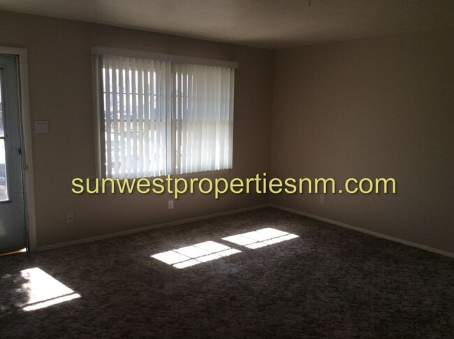 Building Photo - 3 Bedroom, 1.5 Bath House with 1 Car Garage and Fenced Backyard