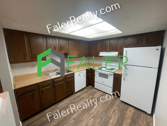 Building Photo - 2 bedroom, 1.5 bath apartment available now!