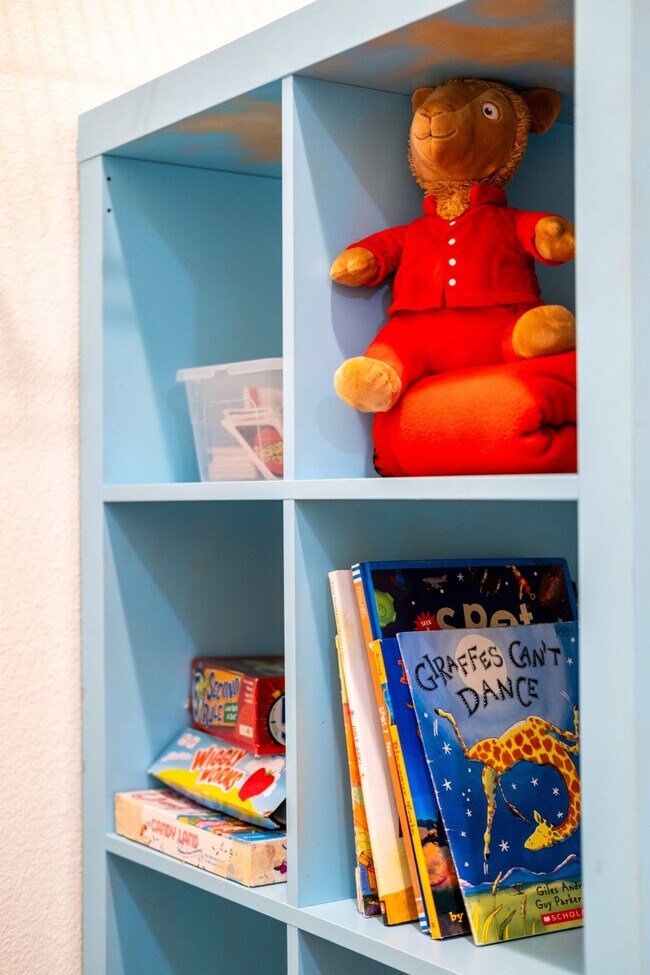 Building Photo - 523 W Vance Dr