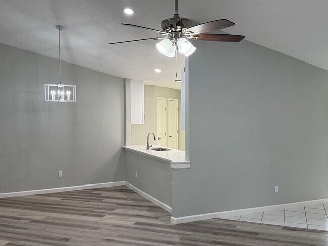 Building Photo - 2812 Forest Hills Dr