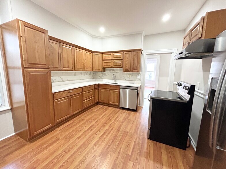 Building Photo - 75 Hillside St