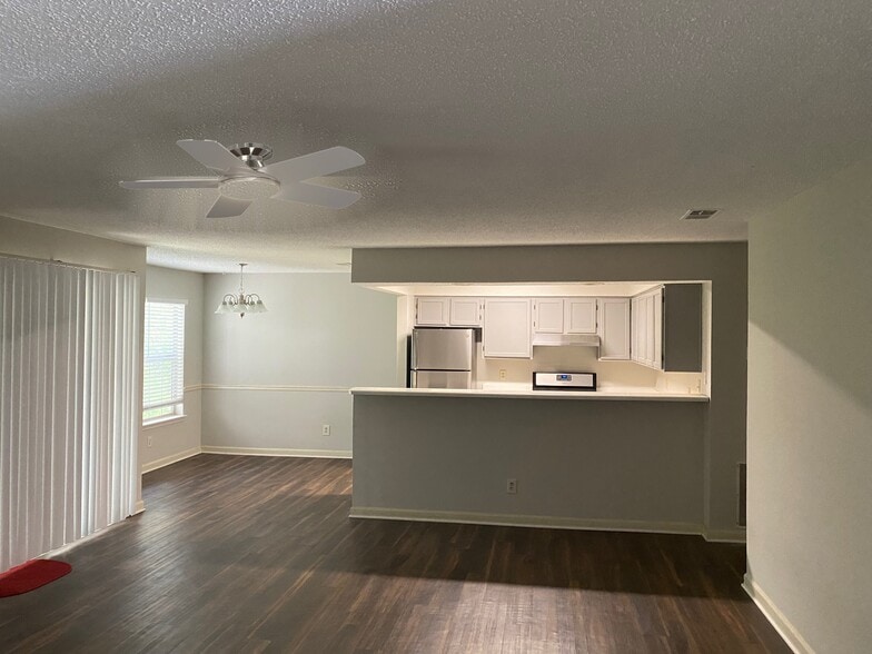 Building Photo - 6036 Coventry Cir