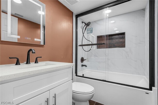 Building Photo - 527 SE 6th Ave