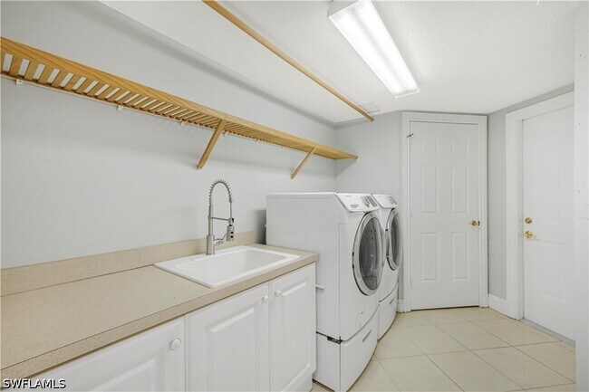 Building Photo - 9142 Cherry Oaks Ln