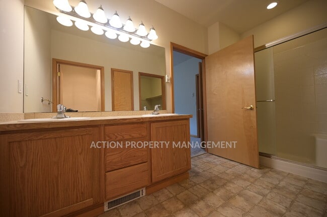 Building Photo - 2 bed 2 bath, in Sequim