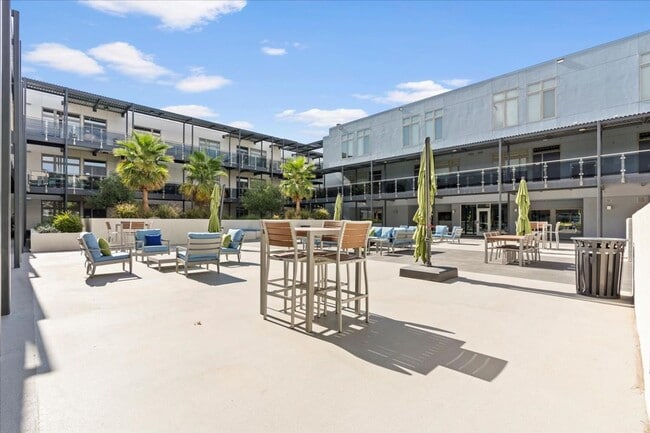 Building Photo - Stunning Modern 2 Bedroom, 2 Bathroom Home!