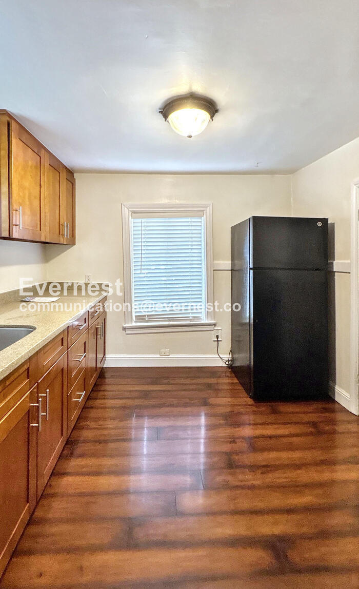 Building Photo - 605 E Santa Inez Ave