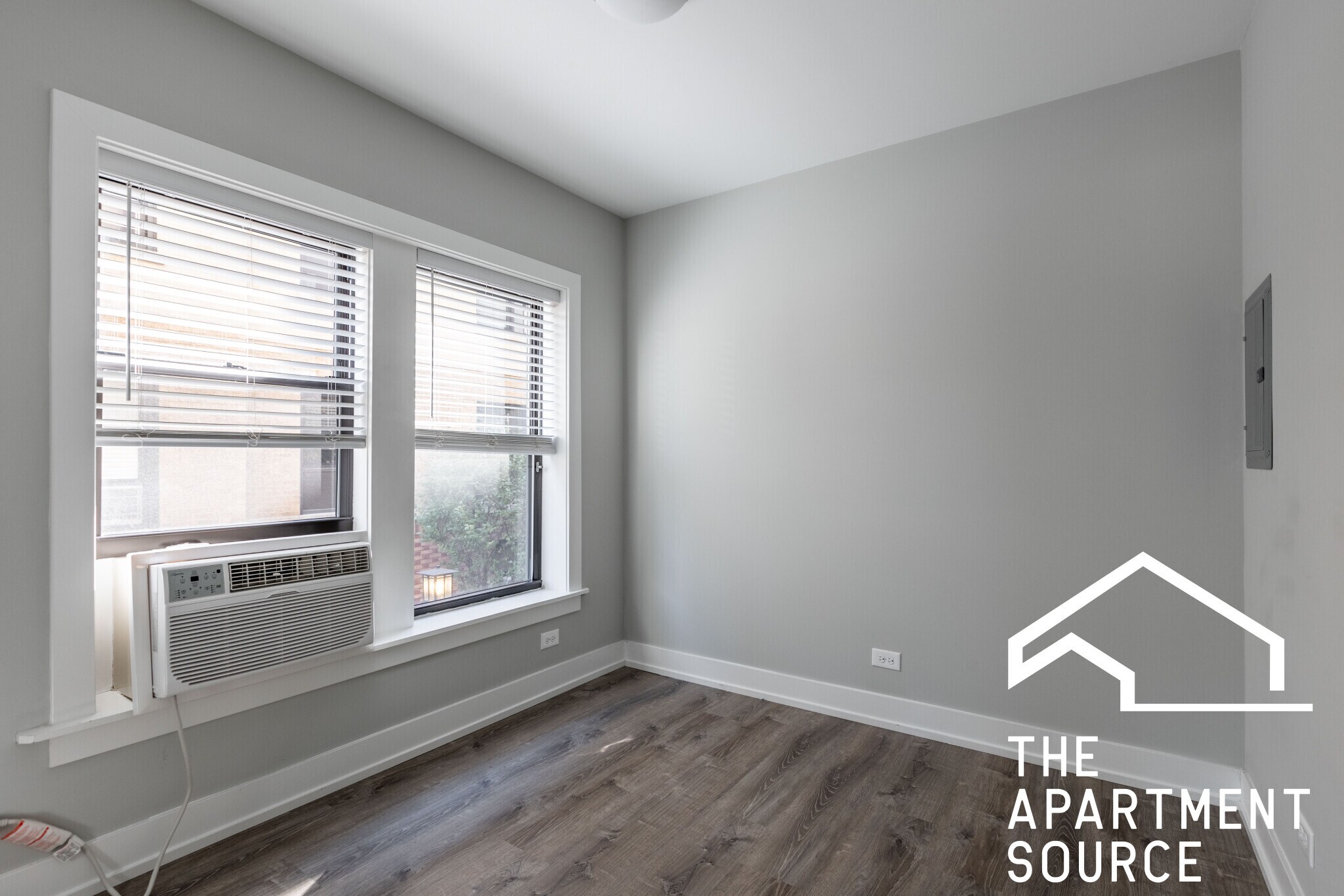 Building Photo - 707 W Brompton Ave